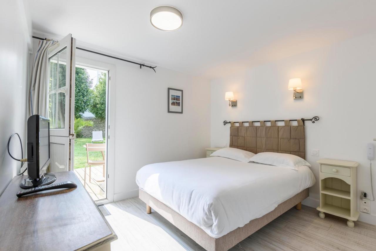 Hotel Le Clos Fleuri เลอปาเลส์ ภายนอก รูปภาพ