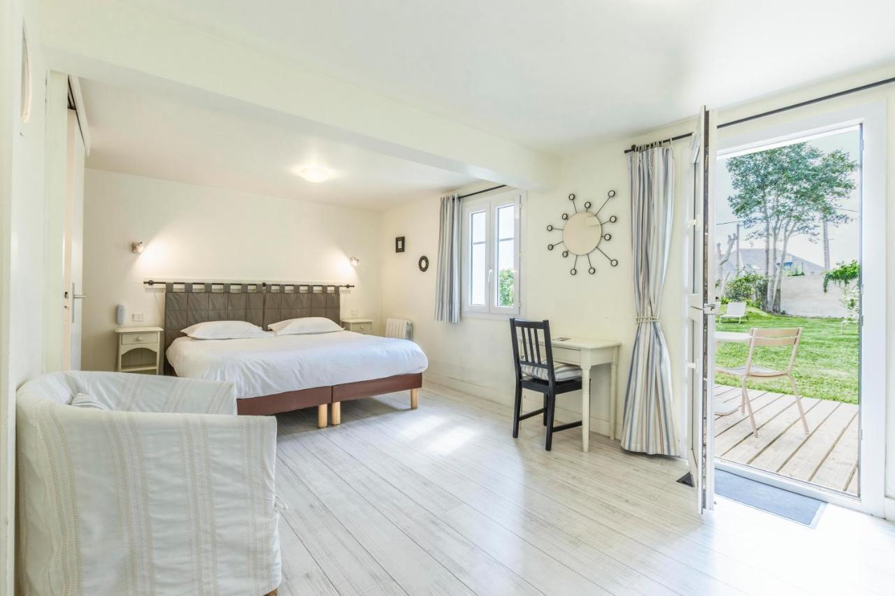 Hotel Le Clos Fleuri เลอปาเลส์ ภายนอก รูปภาพ