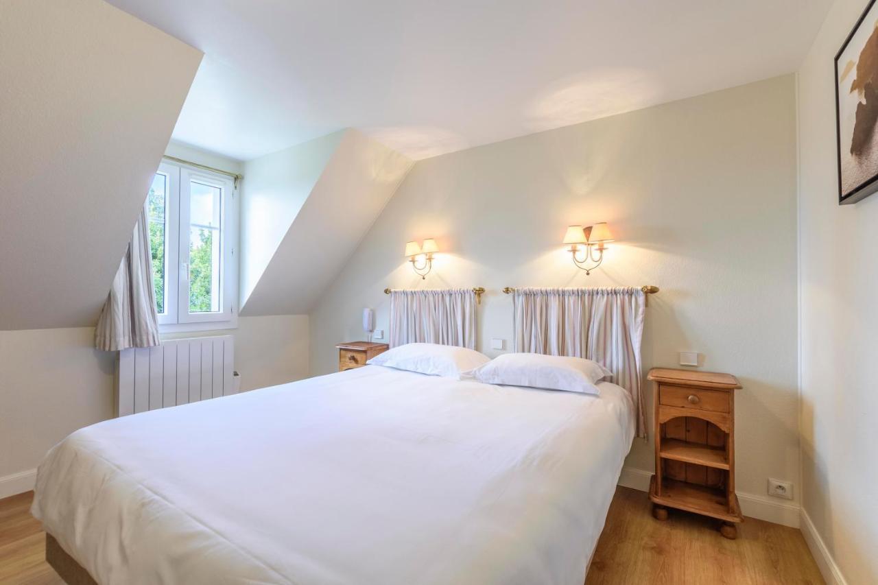 Hotel Le Clos Fleuri เลอปาเลส์ ภายนอก รูปภาพ