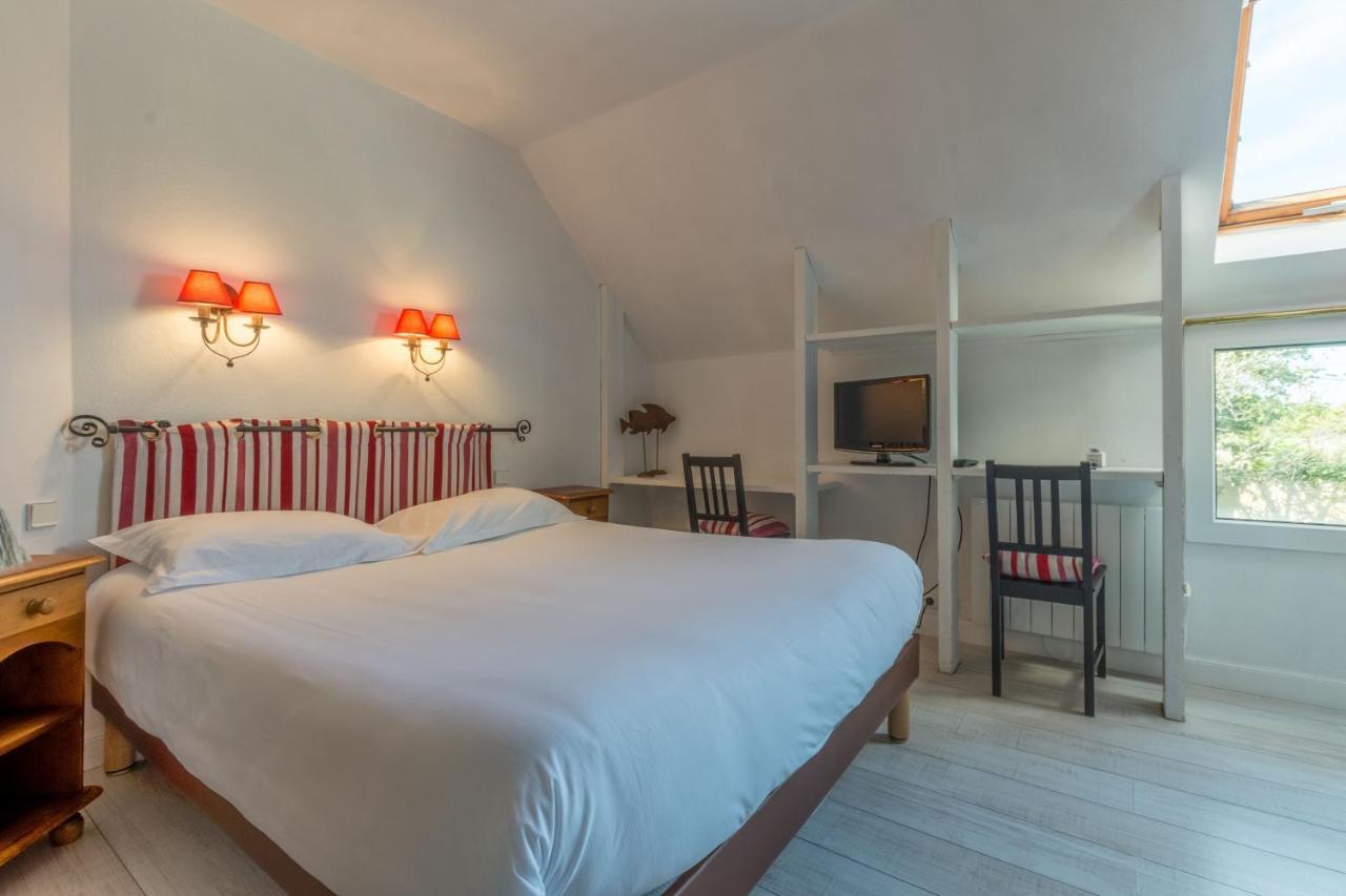 Hotel Le Clos Fleuri เลอปาเลส์ ภายนอก รูปภาพ