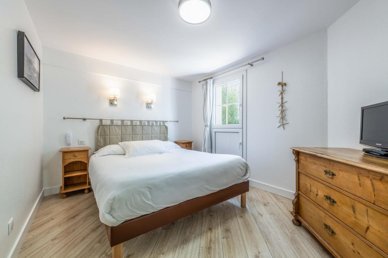 Hotel Le Clos Fleuri เลอปาเลส์ ภายนอก รูปภาพ
